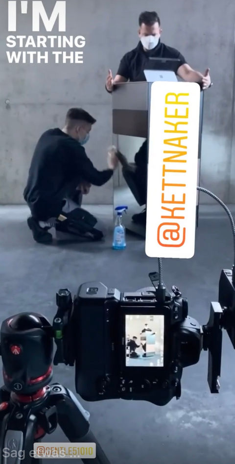 Kamera filmt zwei maskierte Männer. Text: "I'M STARTING WITH THE", "@KETTNAKER".