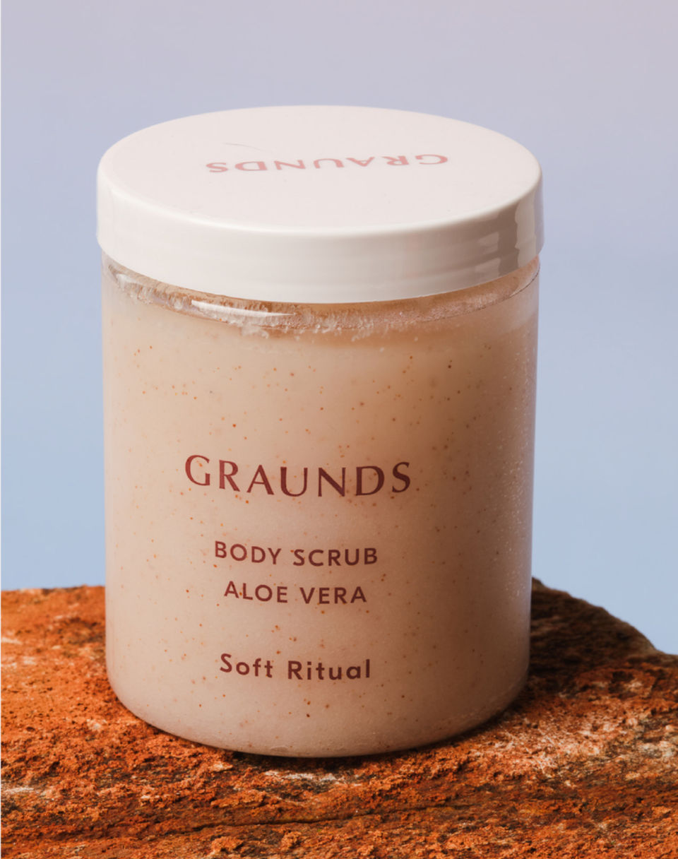 Minimal cosmetic packaging design for Graunds skincare brand.
