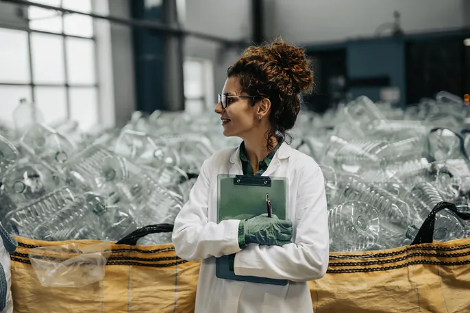 Travailleur d'usine de recyclage.webp