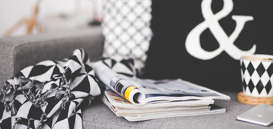 Zeitschriften auf Couch