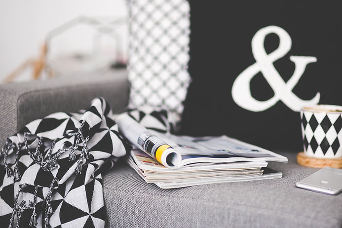 Zeitschriften auf Couch