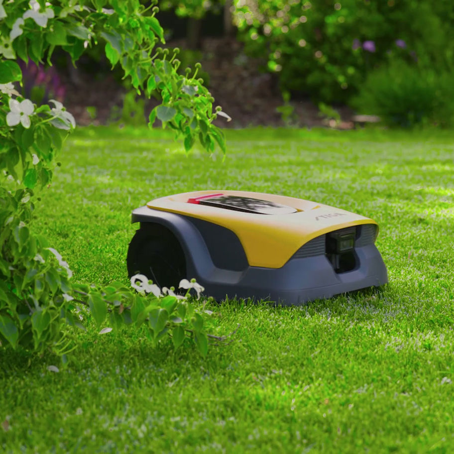 STIGA VISTA Mähroboter im Einsatz auf gepflegter Rasenfläche