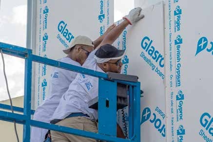 Operario instalando sistema constructivo exterior con productos Placo Saint-Gobain.