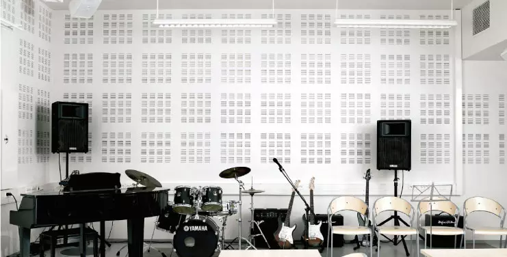 Sala interior con placas acústicas y equipamiento musical.