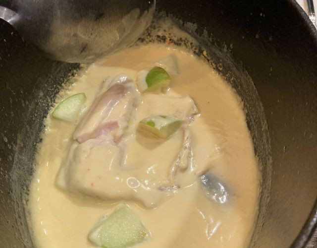 Sea bass in cauldron with coconut milk, chili and apples