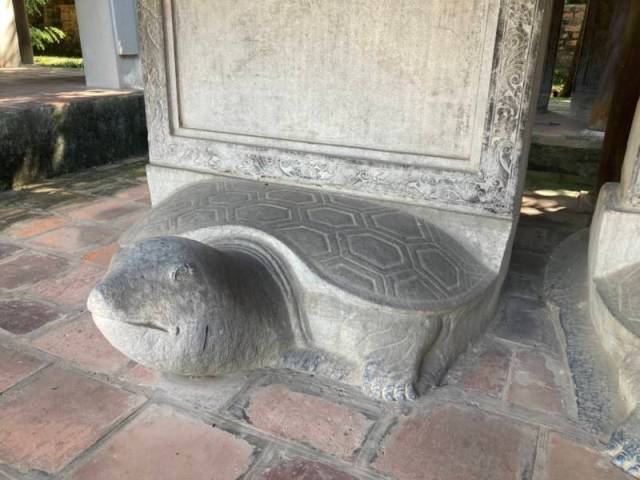 One of the turtles holding up the steles