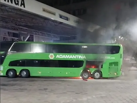 Ônibus da viação Adamantina pega fogo na rodoviária de Ipatinga