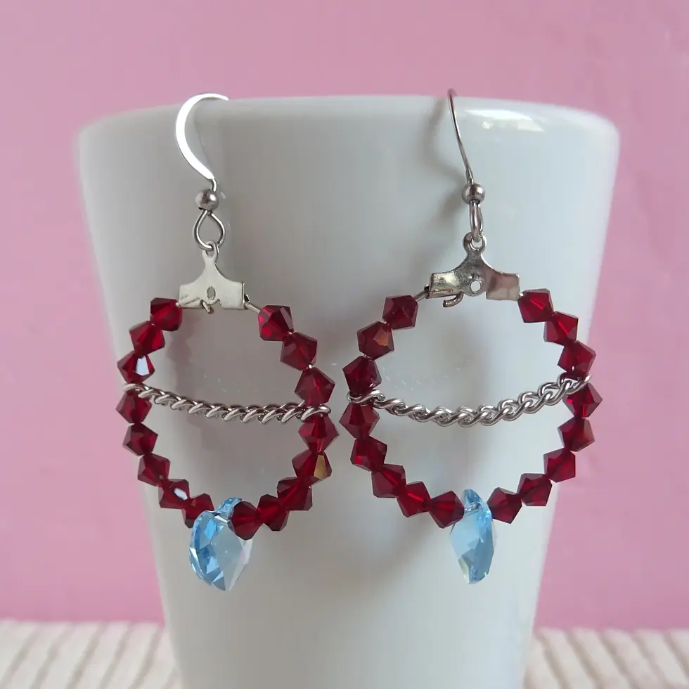 Miniature : Boucles d'oreilles créoles habillées de perles en cristal - bordeaux - gros plan