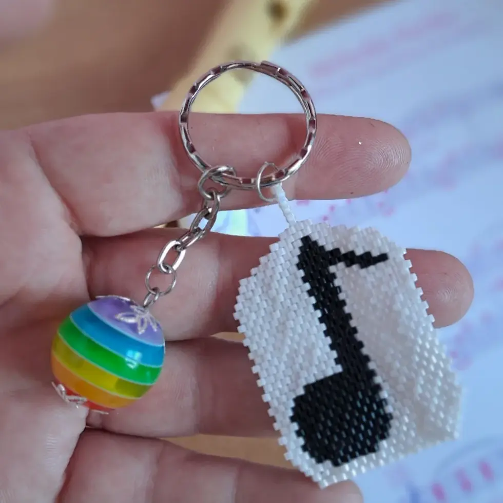 Miniature : Gros plan Porte clé note de musique en perles de rocaille miyuki et boule arc en ciel