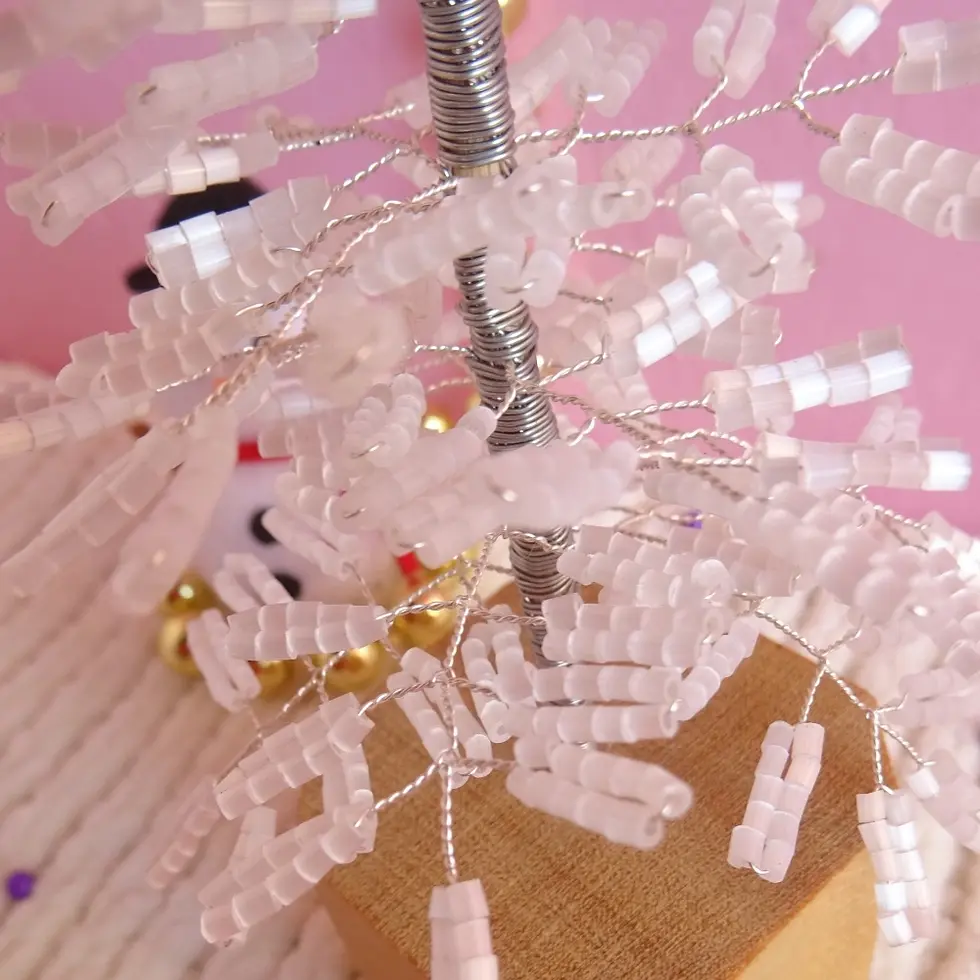 Miniature : Sapin en perles de rocaille sur son socle en bois - blanc - détails