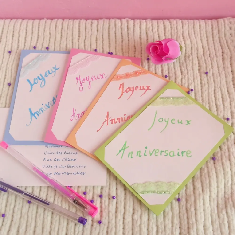 Carte double joyeux anniversaire décoré de dentelle et perles