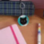 porte clé tête de chat en perles tissées cousues sur un rond en crochet, vert et noir, accroché à une trousse