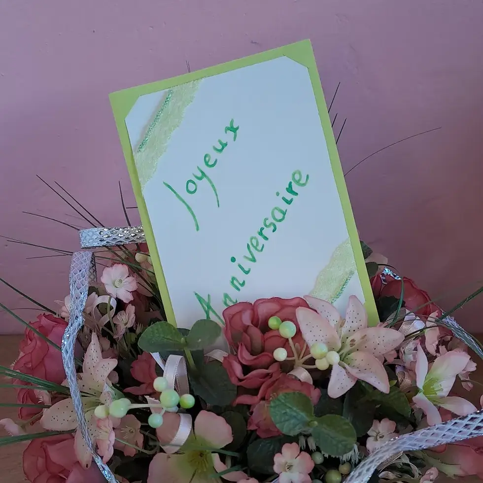 Miniature : Carte joyeux anniversaire décorée de perles et dentelle, glissée dans un bouquet de fleur, verte