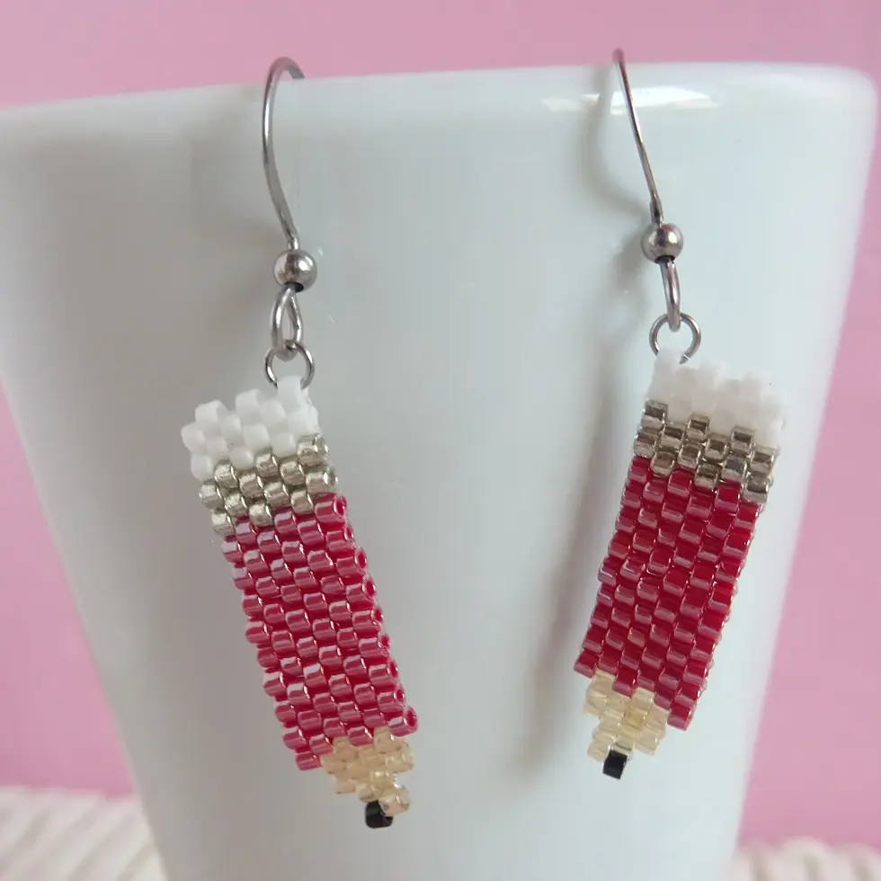 Miniature : Boucles d'oreilles crayon en perles de rocaille tissées et acier inoxydable - bordeaux - gros plan