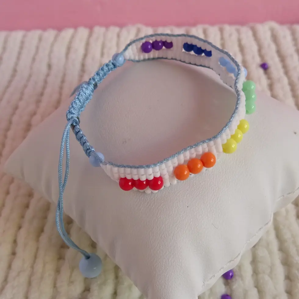 Miniature : Bracelet arc en ciel en macramé et perles de rocaille tissées - bleu clair