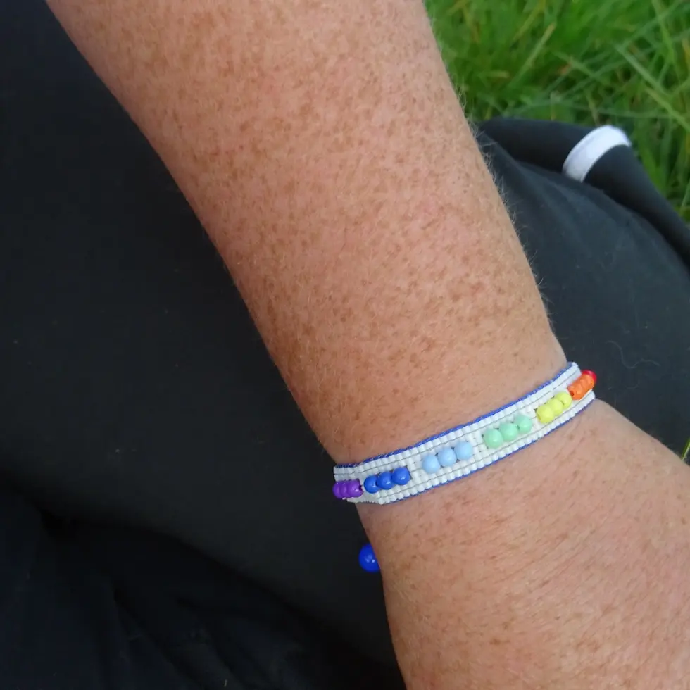 Miniature : Bracelet arc en ciel en macramé et perles de rocaille tissées - bleu - porté