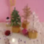 Sapin en perles de rocaille sur son socle en bois