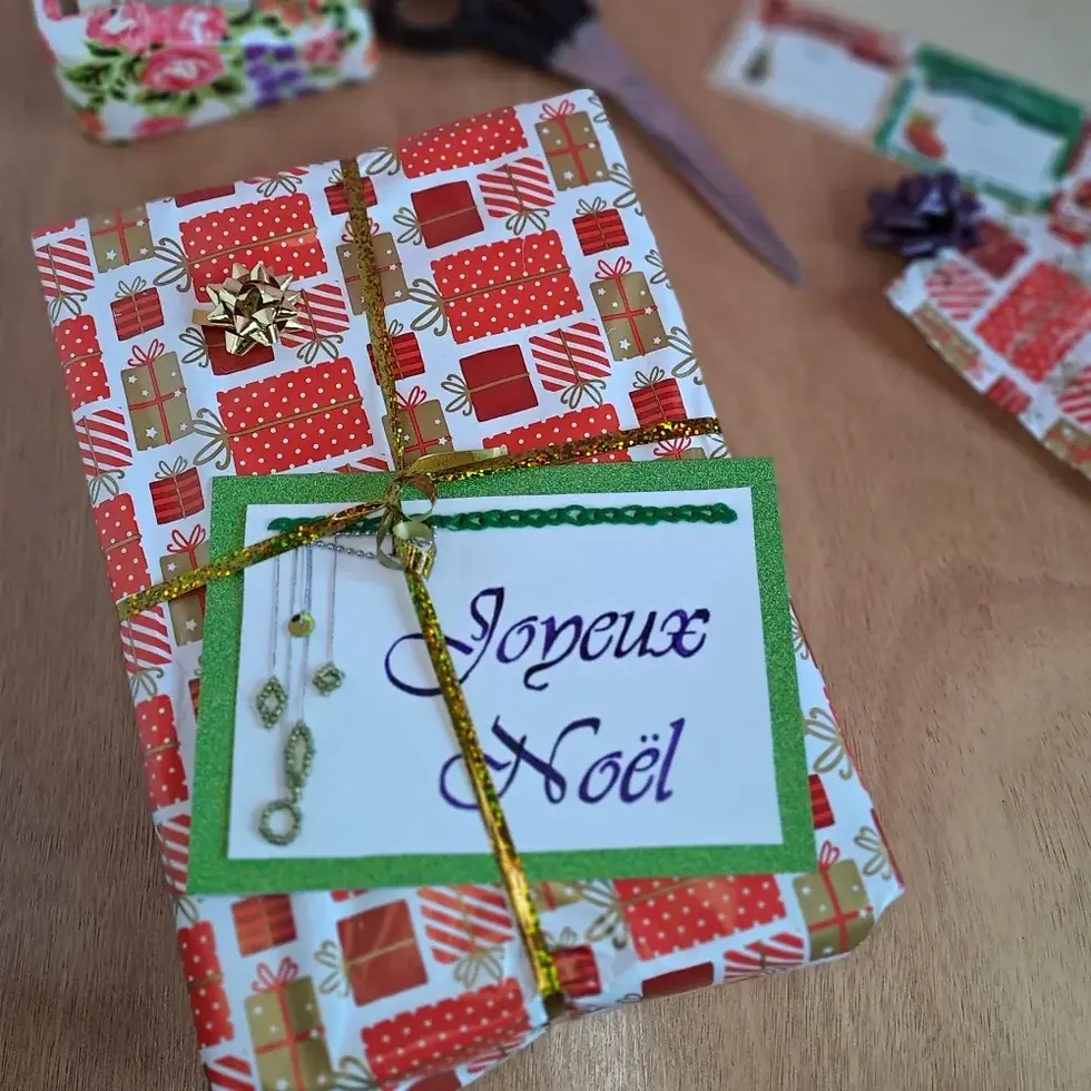 Carte joyeux noel décorations en perles et borderie - glissée dans un paquet cadeau - verte