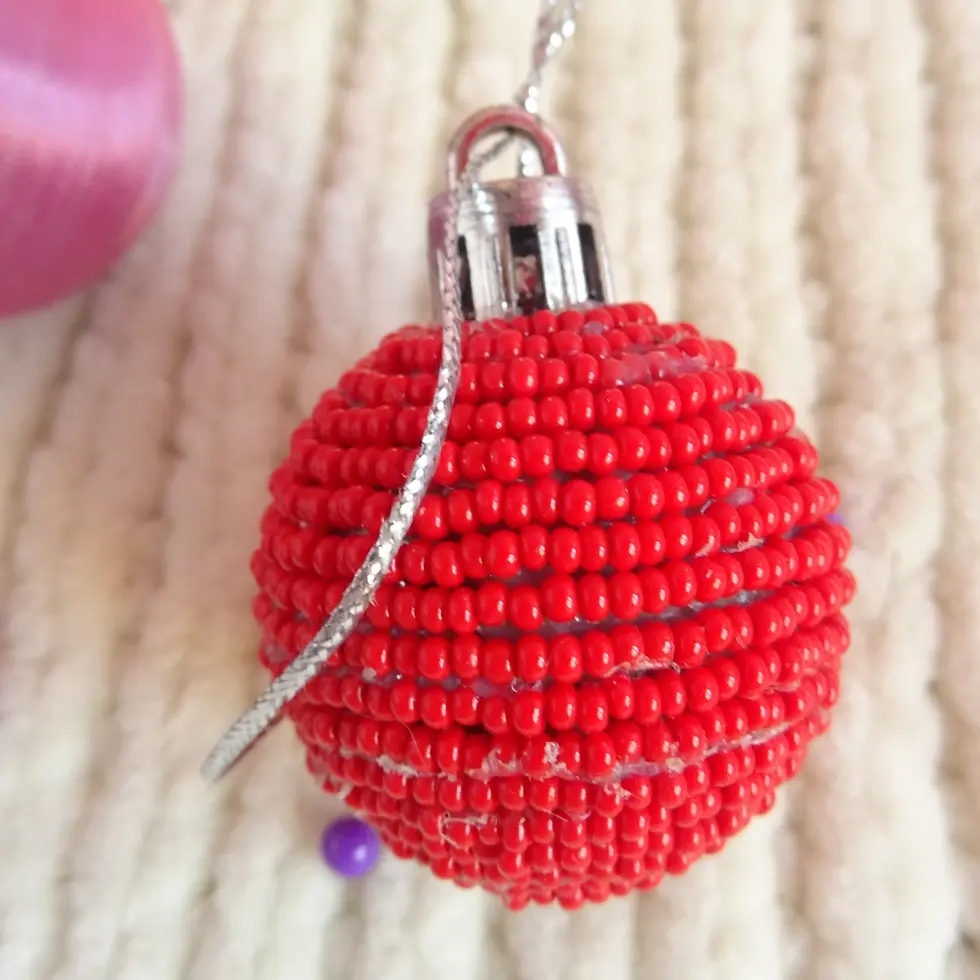 Miniature : Boules de Noël en perles, à suspendre - rouge - gros plan