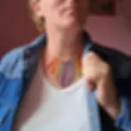 Collier arc en ciel en perles en cristal porté avec une chemise en jean