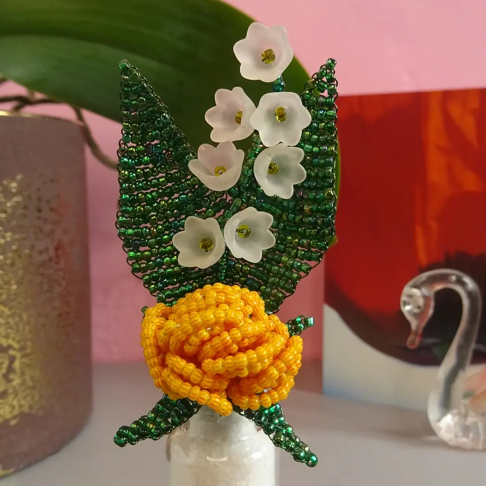Miniature : Gros plan brin de muguet blanc et rose en perles de rocaille