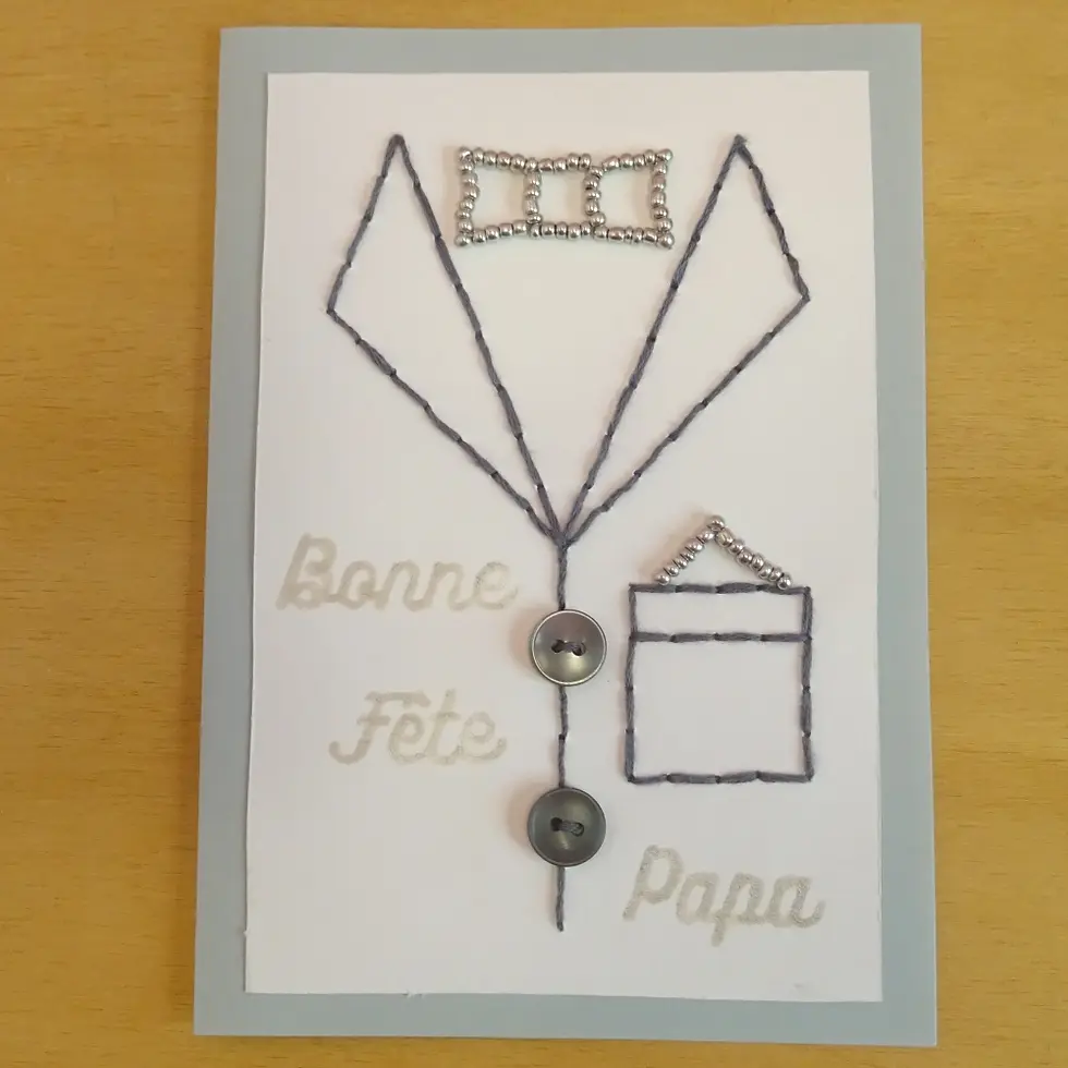 Miniature : Gros plan sur carte Bonne fête Papa grise avec broderie et perles, style costume élégant
