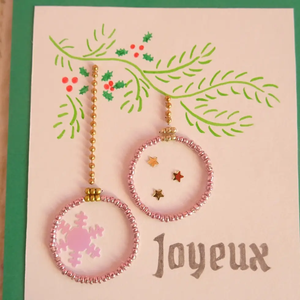 Miniature : Gros plan boules noel en perles de rocaille cousues sur carte verte