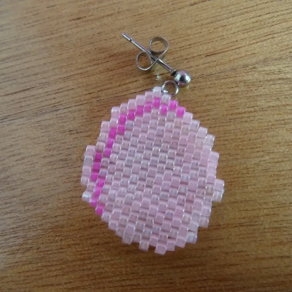 Miniature : Gros plan boucles d'oreilles macaron en perles de rocaille miyuki tissées - rose