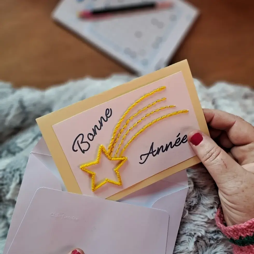 Miniature : Carte jaune bonne année sortie de son enveloppe motif étoile filante en perles de rocaille cousues et borderie
