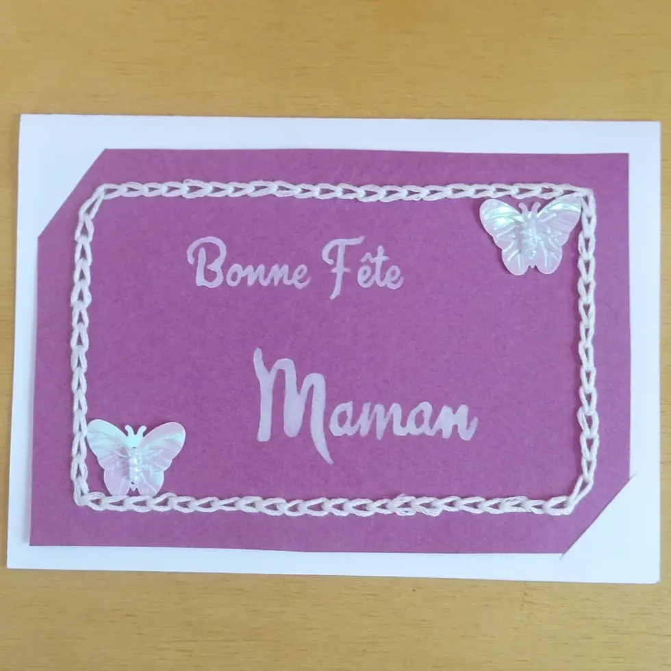 Miniature : Gros plan sur carte bonne fête maman violette et blanche, décorée de perles et sequins