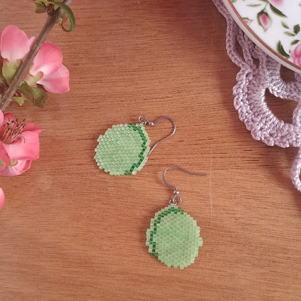 Boucles d'oreilles macaron en perles de rocaille miyuki tissées vertes