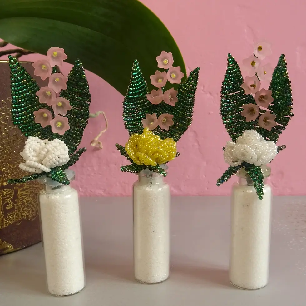 Miniature : Brins de muguet et roses en perles de rocaille dans un flacon en verre - 3 modèles disponibles