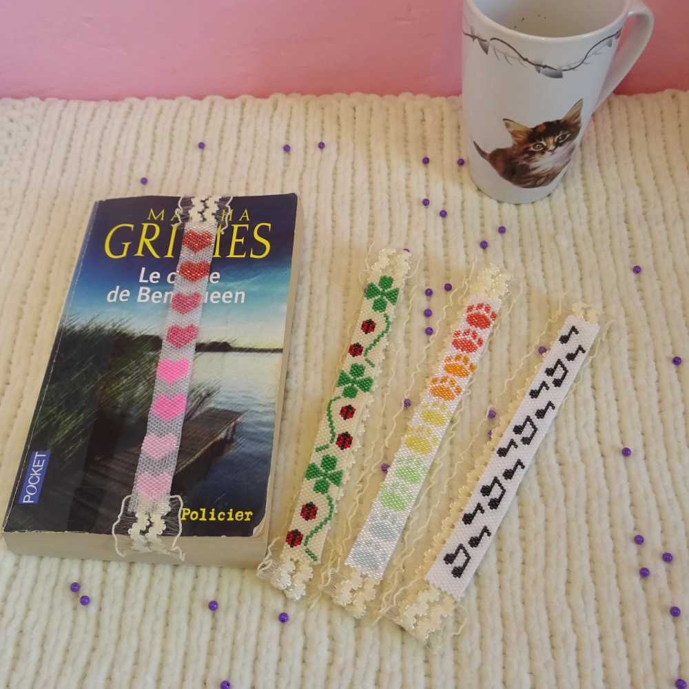 Marque-page bandeau élastiqué en perles et dentelle