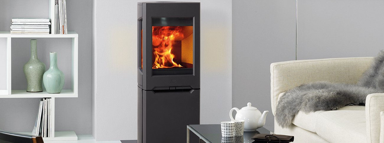 JØTUL F 165 Modern woodburning stove with log store