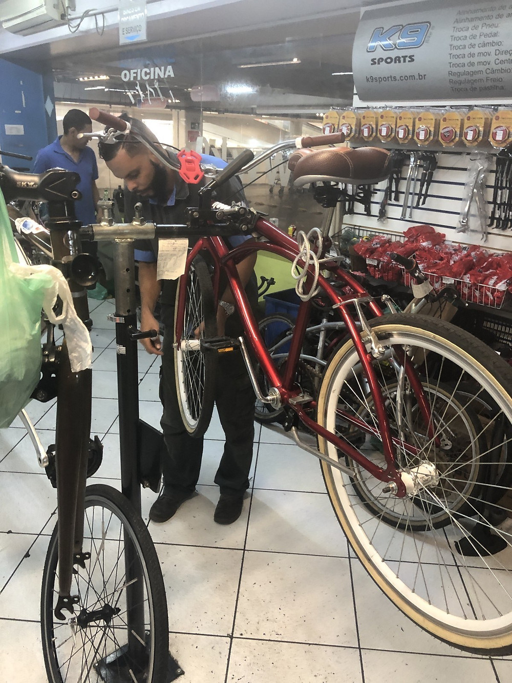 consertando as bikes na oficina