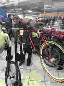 consertando as bikes na oficina