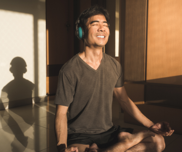 Acceptance-based interventions such as MBSR have beneficial effects on the physical and mental health of patients with chronic pain, comparable to those of CBT.