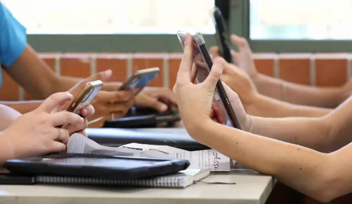 Relatório aponta que uso excessivo de dispositivo digital afeta desempenho  de alunos