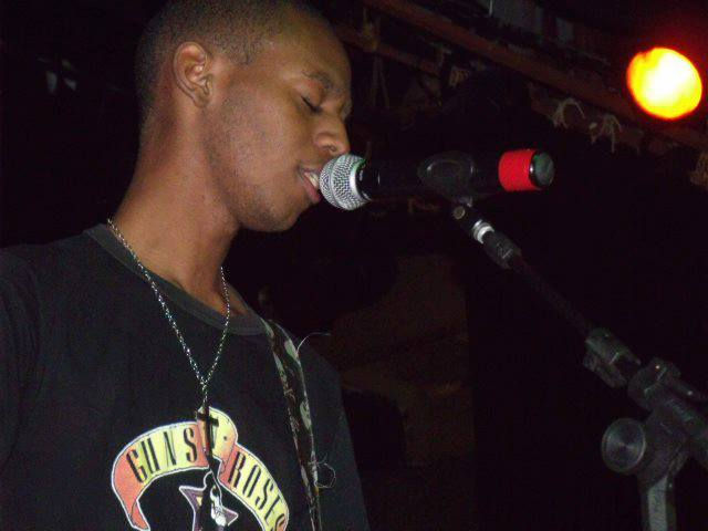 Yan cantando em quintino.jpg