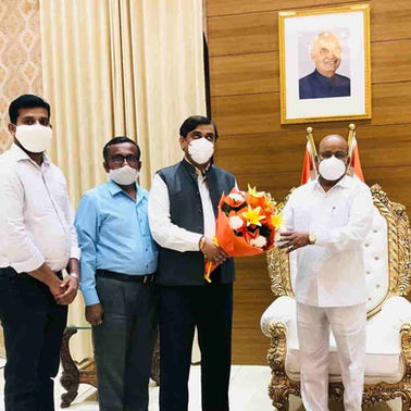 Handing over the Bouquet to the Governor of Karnataka Shri Thawarchand Gehlot by
Dr. Mahantesh G K ,Founder, Managing Trustee, Samarthanam Trust for the disabled.