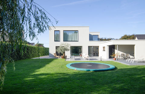Optopping woning, gevelafwerking met lichtgrijze sierpleister
