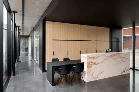 Interieur met maatwerk in eik en zwarte plafonds