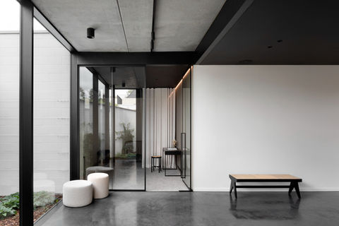 Minimalistisch interieur uitvaartcentrum