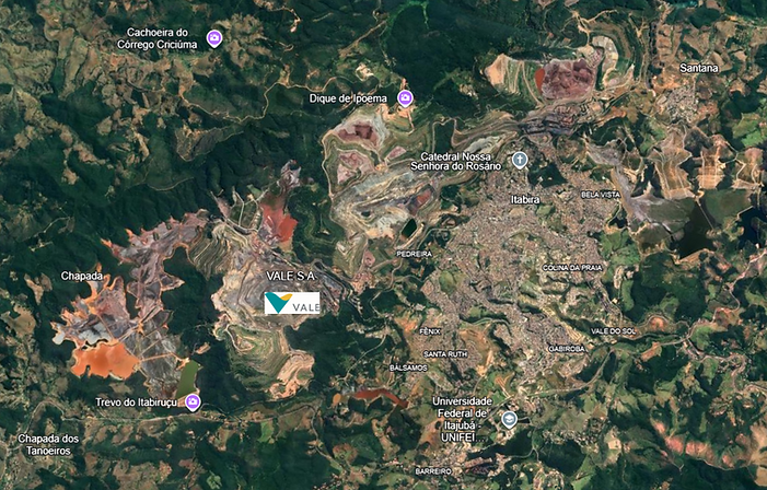 Neste mapa de Itabira, nota-se que a cidade é rodeada por uma mineradora, isso impacta diretamente na vegetação local, fazendo com que a região fique com vários buracos nesta foto aérea.