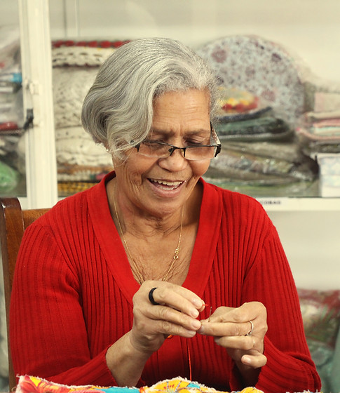 foto de uma senhora de blusa vermelha