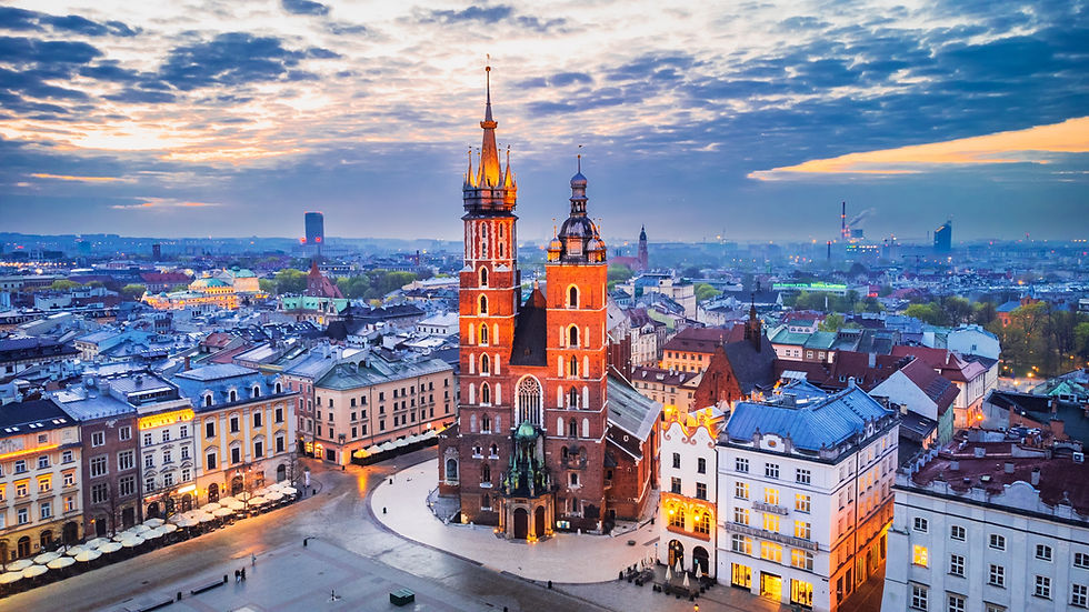 Krakow, Poland. Bazylika Mariacka church and Cloth Hall on Main Square Cracovia, illuminat