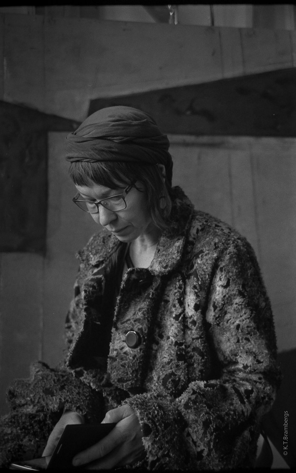 Lady with Smartphone / Riga / 2016
