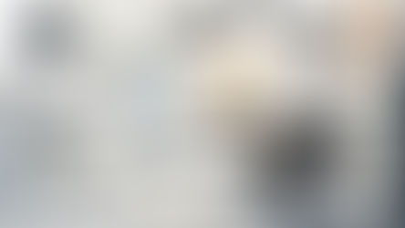 אינפוגרפיקה בעברית בסגנון חללי המציגה כלים מומלצים מבוססי AI למשימות עסקיות: יצירת תוכן, כתיבה, פיתוח ומחקר, עם ינשוף מחזיק עט כקמע.