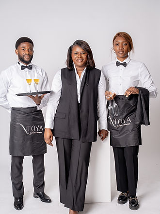 L’équipe Hospitality de Maison NTOYA en tenue de service