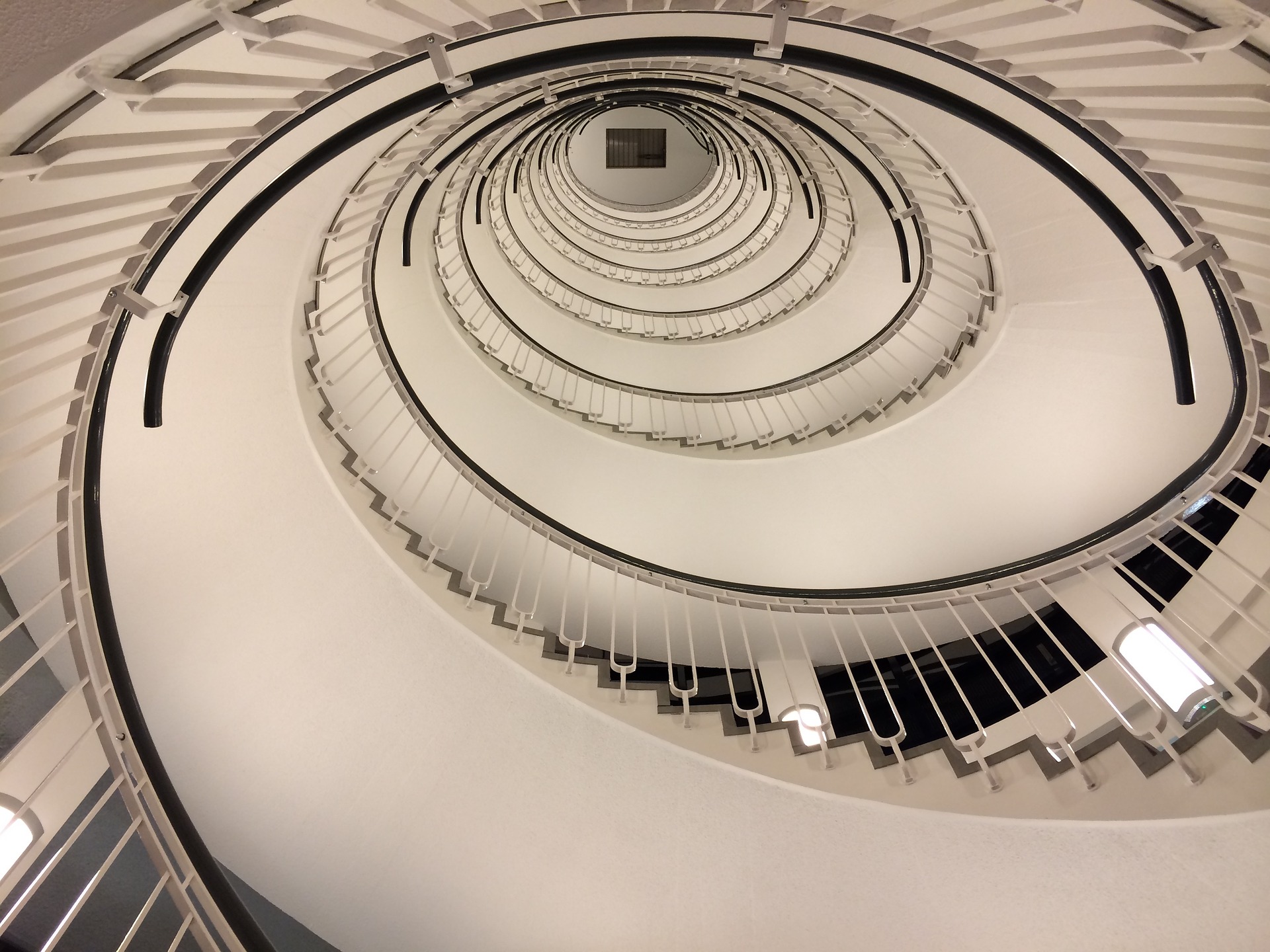GRAND PROPERTY SPIRAL STAIRCASE